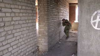 Работа разведывательнои двоики при зачистке здания