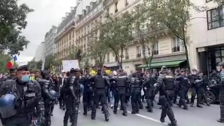 🔴 Une manifestation se tient à Paris contre le pass sanitaire et les prix élevés des carburants