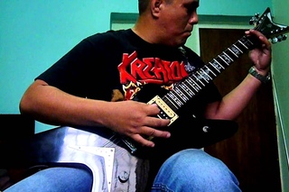 Tocando 1000 Times Good Bye de Megadeth