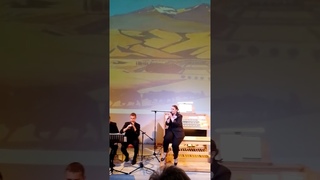 Поет Эгине Барсегян.Дудук Вардан Арутюнян.
