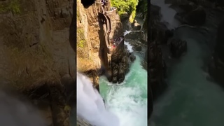 Водопад Pailn del diablo у нас в Эквадоре в горном городке Baos.