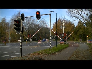 Spoorwegovergang IJsselstein // Dutch railroad crossing
