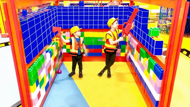 Kids Build New House at Indoor Playground Лев и Глеб стали