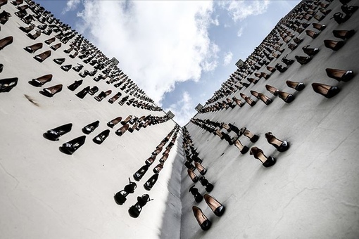 инсталляция с туфлями. обувь жертв домашнего насилия. инсталляция против домашнего насилия в минске. оранжевые туфли минск. инсталляция против домашнего насилия обувь.