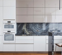 Кухняпод мравор. Фартук для кухни под мрамор. Черный кухонный гарнитур. Стеклянные стеновые панели для кухни. Фартук голубой мрамор.