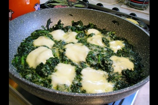 Spinaci Filanti con Mozzarella e Grana ...Tipo 4 Salti in Padella! XD