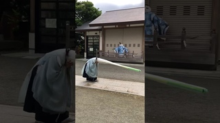 ネギ禰宜が今年も茅の輪をくぐりました。