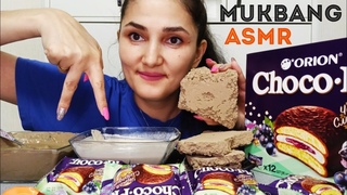 MUKBANG ASMR WHITE AND BLACK CHOCOLATE WITH SHORTBREAD