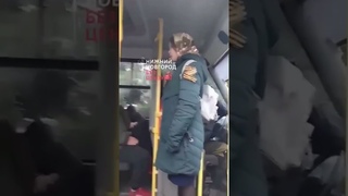 Нижегородская школьница провожает отца вместе с другими призывниками в зону проведения СВО. #shorts