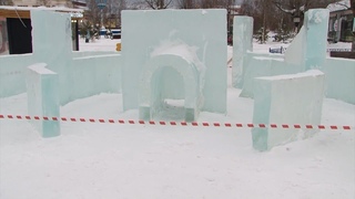 В парке строят ледяной город