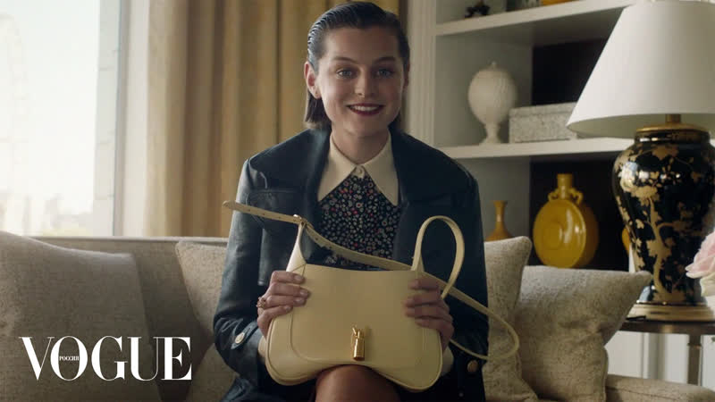 Что в сумке у звезды сериала Корона Эммы Коррин, Vogue