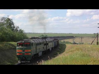 Тепловозик надрывался, кряхтел, но продолжал тянуть состав на вершину холма| Ukrainian 2TE116