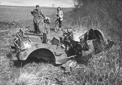 В 1947 году американский солдат Эрнест Крейлинг после свадьбы отправился со своей супругой в необычный медовый месяц по городам Европы Вместе они повторили боевой путь Эрнста, посетив места