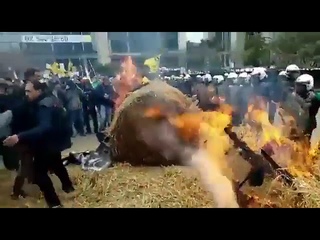 Les agriculteurs néerlandais arrosent les bâtiments gouvernementaux avec du fumier.