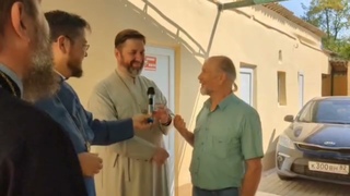 Общение с прихожанами во дворе Всехсвятского храма