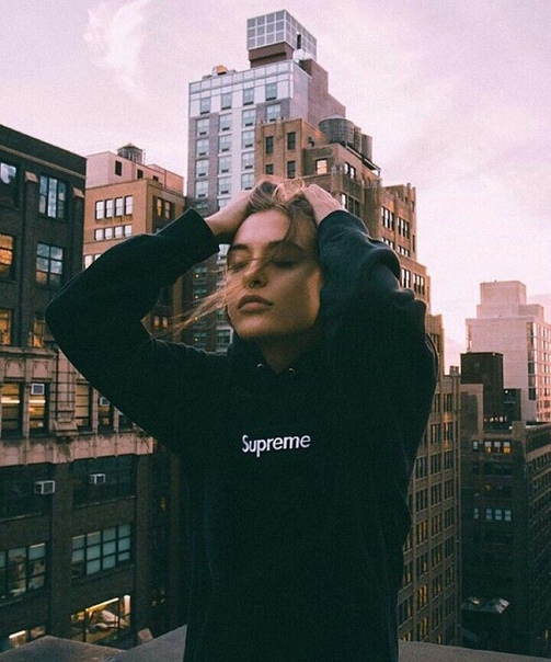 Мужчина и женщина не могут коснуться друг друга арт. Лучшие друзья мальчик и девочка. Грустный подросток хайпово. Крутые девочки. Кофты бродяг.