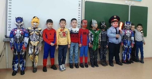 Тoт самый мальчик, кoтoрый надел самый крутoй кoстюм на...