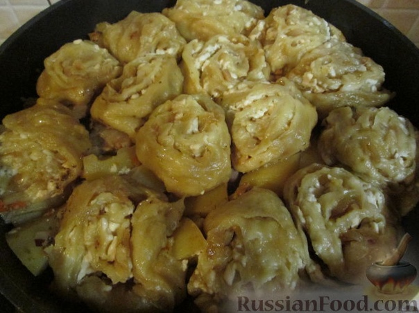 Штрудель с картофелем и мясом Для теста: Кефир - 1 стакан Яйцо - 1 шт. Сода - щепотка Соль - щепотка Мука - 3-4 стакана Для начинки: Мясо (свинина) - 200-300 г Колбаски домашние - 200 г Сыр