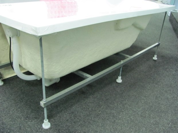 Что лучше: акриловая ванна на каркасе или на ножках?