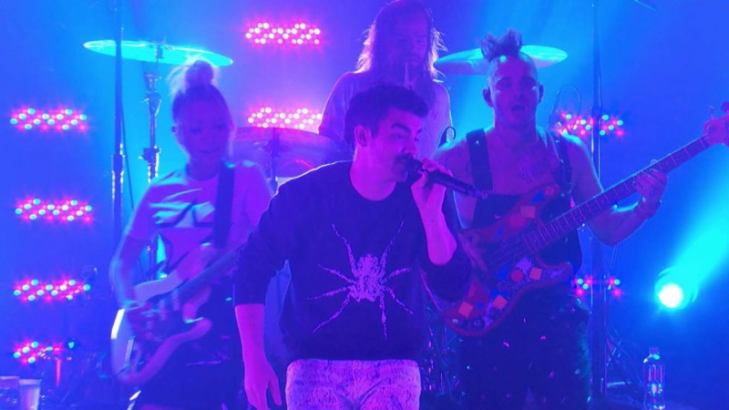 DNCE Kissing Strangers ( VMA Weekend 2017