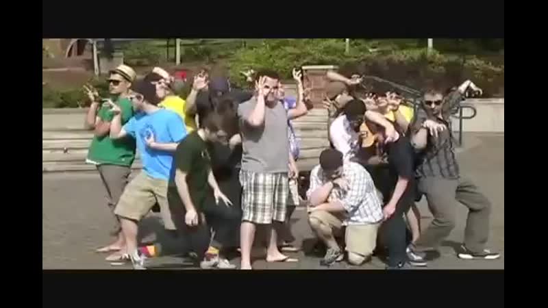 Леди Гага нервно курит в