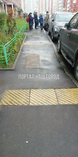 Тактильную плитку на Недорубова восстановили коммунальщики Тактильную плитку на Недорубова восстановили коммунальщики