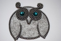 Брошь своими руками схемы. Брошь из бисера. Брошь из бисера на фетре. Броши из бисера для начинающих. Брошь из бисера для новичков.