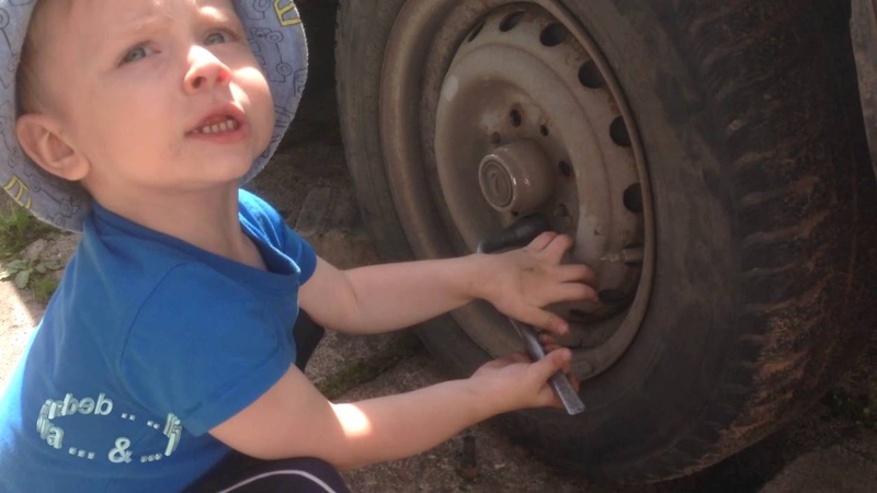 Как Кирилл колесо менял. Changing a wheel on a