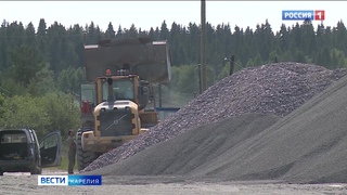Пыль от большегрузов с щебнем больше года мешает жителям поселка Элисенваара