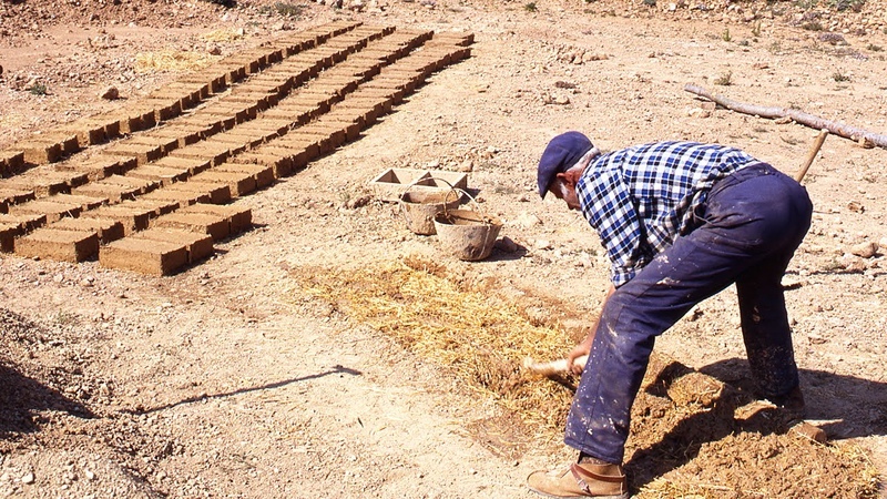 Los adobes. Construcción tradicional de una caseta con tierra, paja y agua,