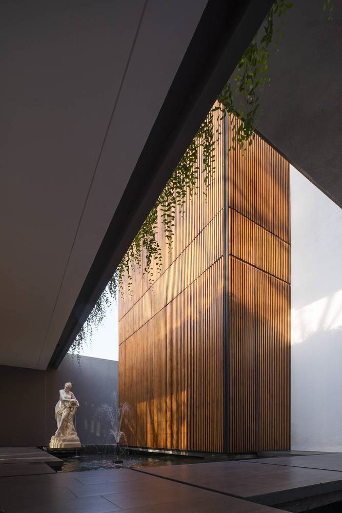 Between 2 Courtyards House / eben