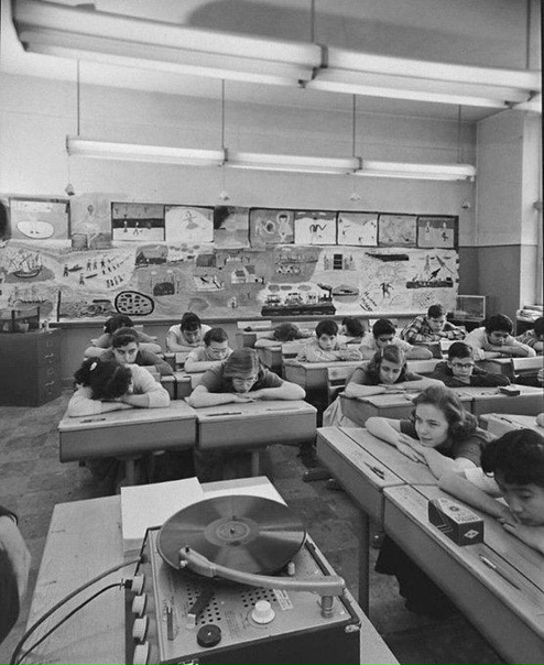 Ученики слушают музыку на занятиях по искусству, 1957 год.