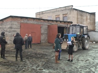 Трактор под арестом. Судебные приставы арестовали технику управляющей компании