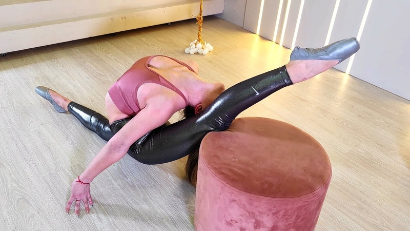 Contortion on the Pointe. Circus Girl.