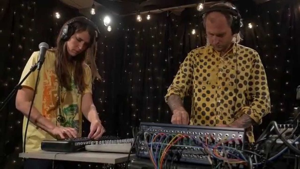Peaking Lights Everyone And Us ( Live on