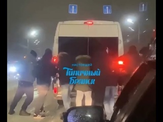 Пассажиры толкали маршрутку в горку в Брянске на обледенелой дороге исходник